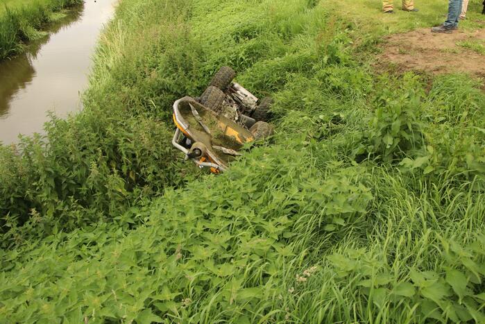 Zitmaaier gekanteld en belandt op slootrand