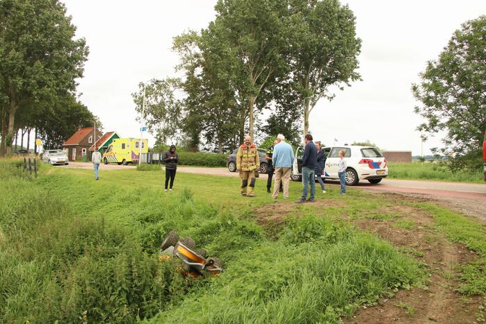 Zitmaaier gekanteld en belandt op slootrand