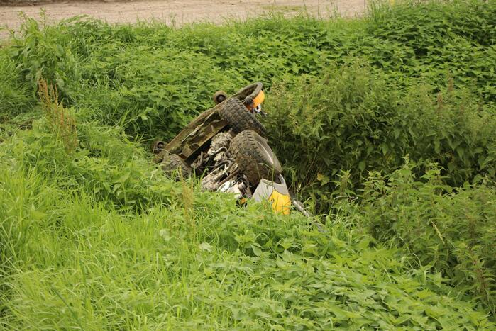 Zitmaaier gekanteld en belandt op slootrand