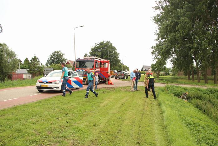 Zitmaaier gekanteld en belandt op slootrand