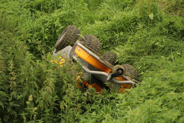 Zitmaaier gekanteld en belandt op slootrand