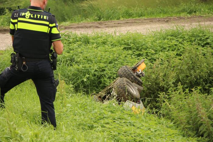 Zitmaaier gekanteld en belandt op slootrand