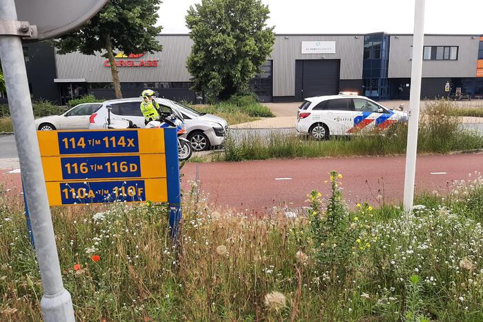 Schade bij botsing tussen drie voertuigen