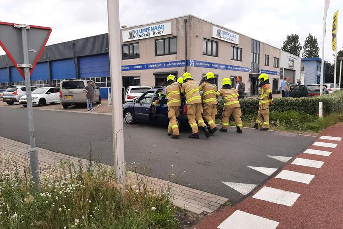 Schade bij botsing tussen drie voertuigen