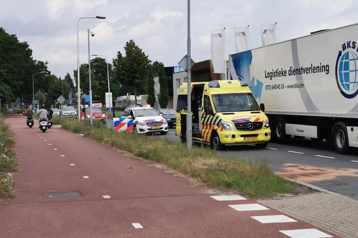 Schade bij botsing tussen drie voertuigen