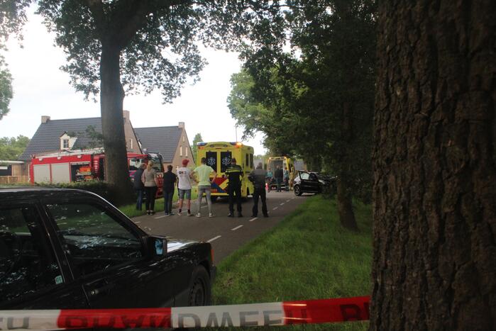Bestuurder botst met personenauto tegen boom