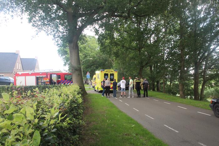 Bestuurder botst met personenauto tegen boom