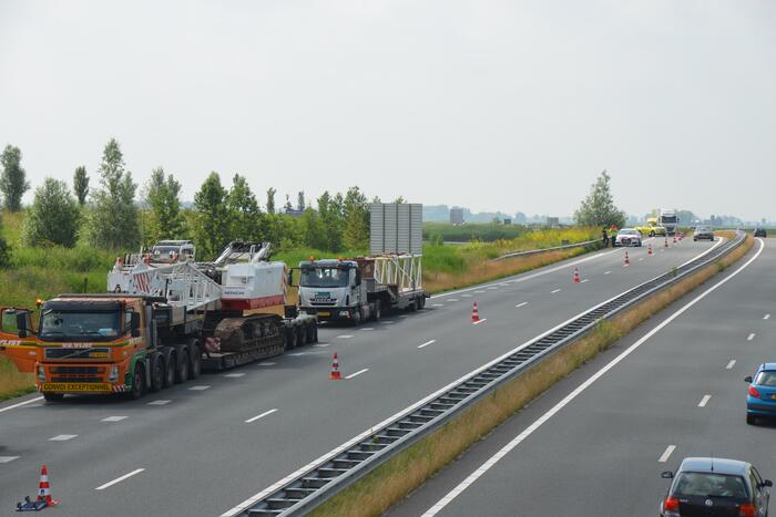 Vrachtwagens gestrand op afslag