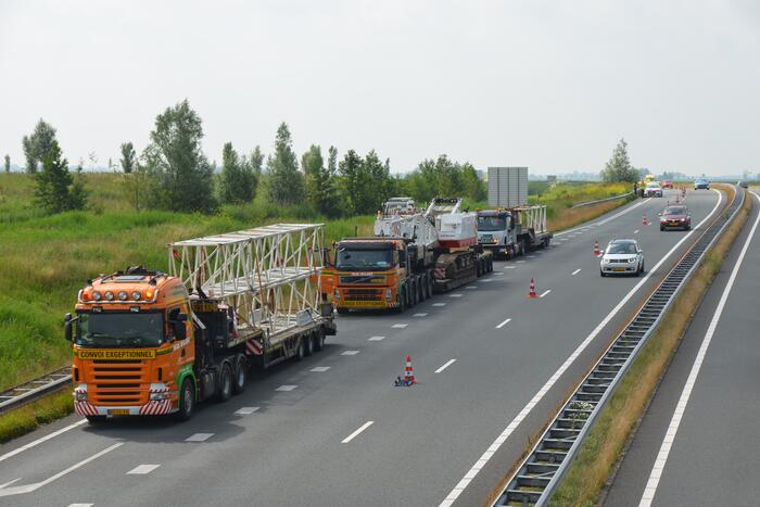 Vrachtwagens gestrand op afslag