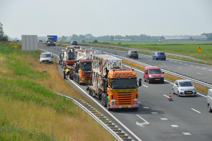 Vrachtwagens gestrand op afslag