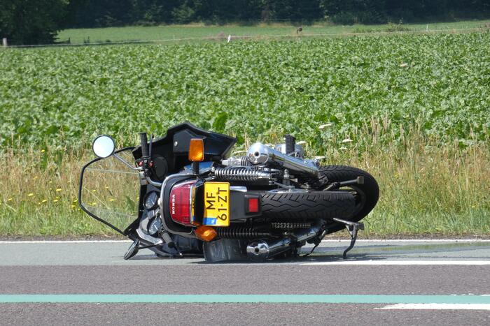 Motorrijder gewond bij botsing op camper