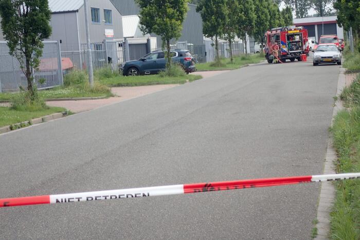 Overleden persoon aangetroffen na brand in loods