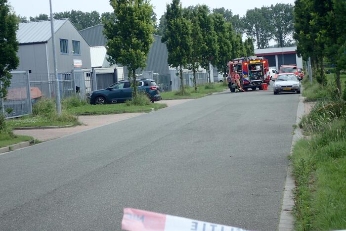 Overleden persoon aangetroffen na brand in loods