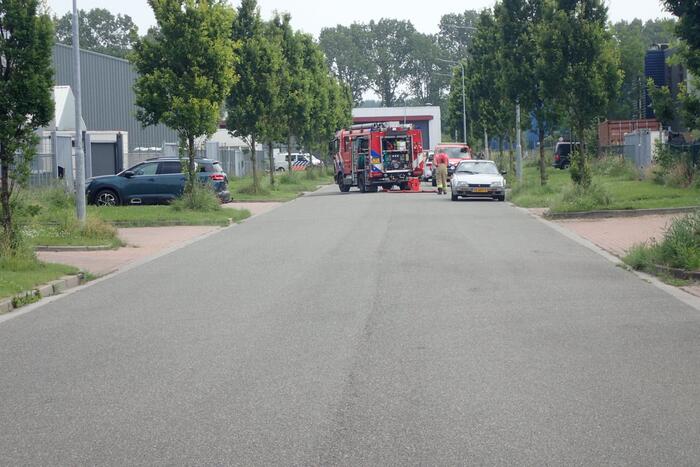 Overleden persoon aangetroffen na brand in loods