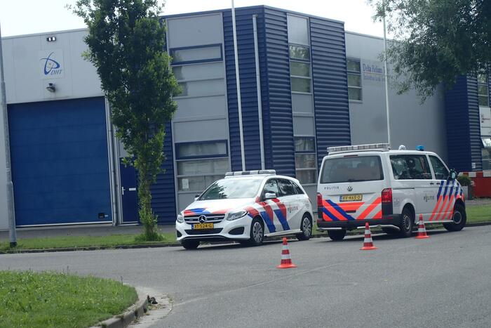 Overleden persoon aangetroffen na brand in loods