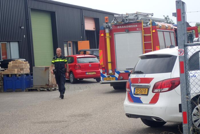Overleden persoon aangetroffen na brand in loods