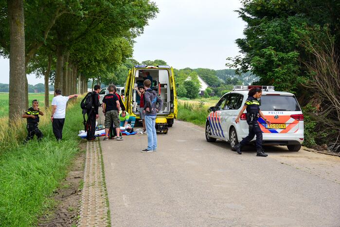 Parachutist zwaargewond na landing in boom