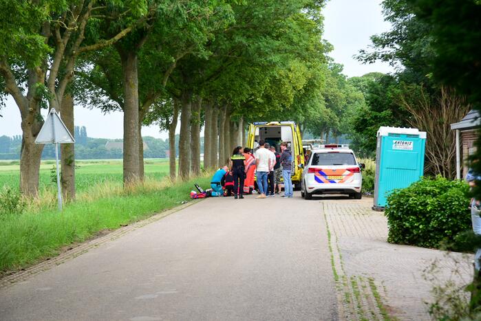 Parachutist zwaargewond na landing in boom