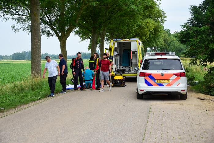 Parachutist zwaargewond na landing in boom