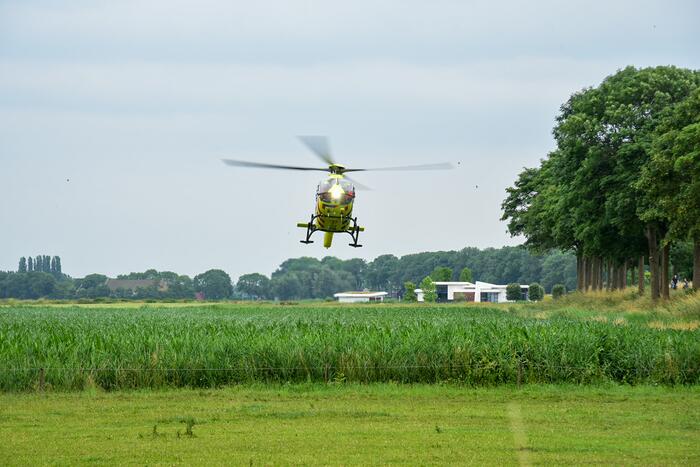 Parachutist zwaargewond na landing in boom