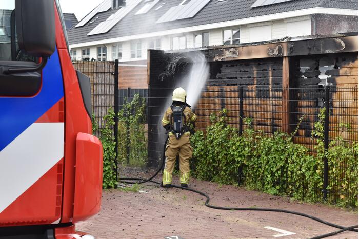 Uitslaande brand in tuinhuis van woning