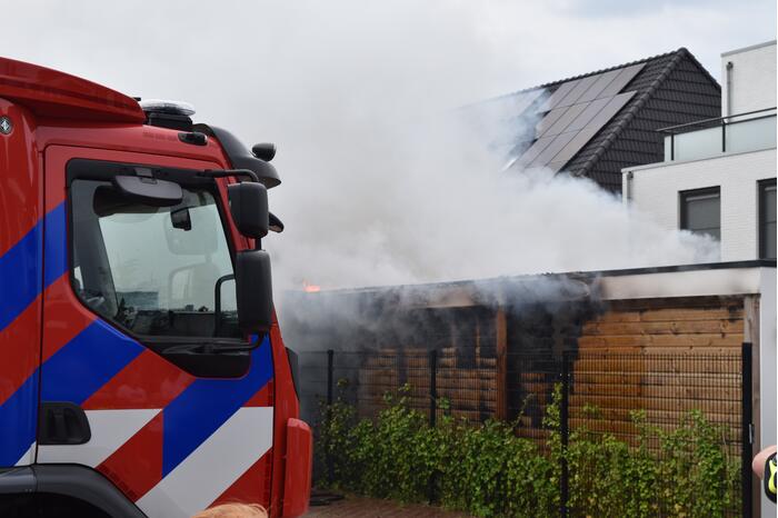 Uitslaande brand in tuinhuis van woning