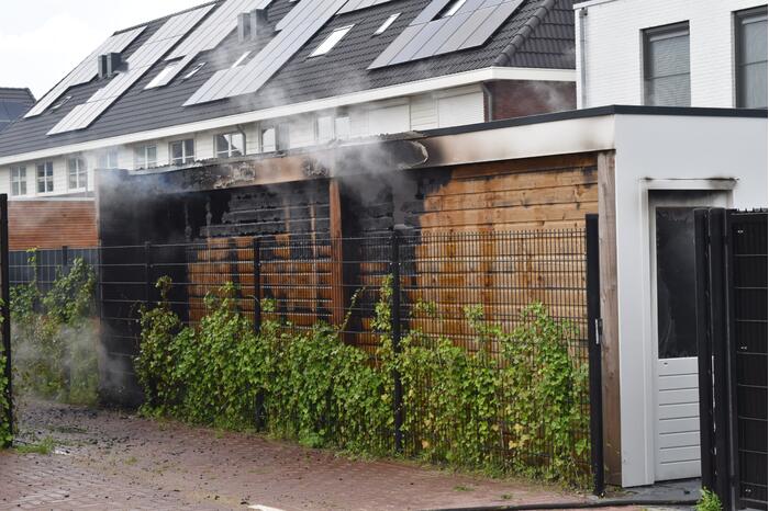 Uitslaande brand in tuinhuis van woning