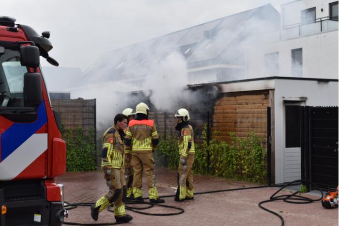 Uitslaande brand in tuinhuis van woning