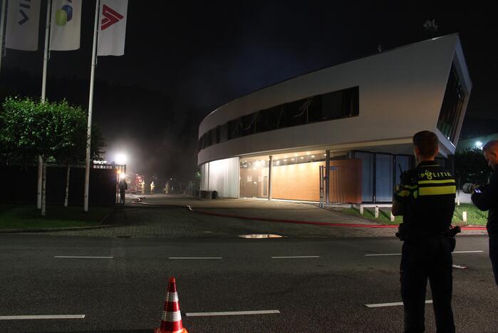 Veel rookontwikkeling bij brand in bedrijfspand