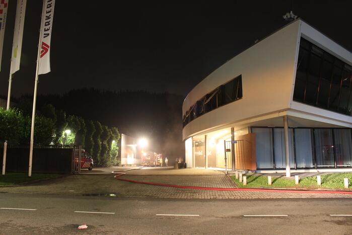 Veel rookontwikkeling bij brand in bedrijfspand