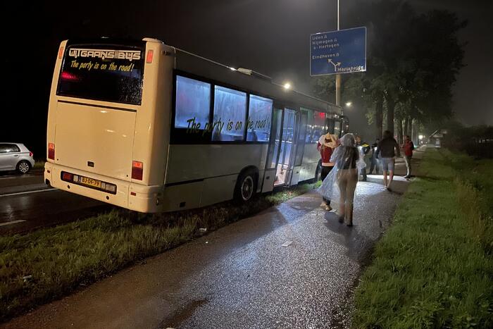 Touringcar strandt door vastgelopen rem