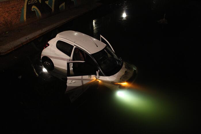 Auto raakt te water na ongeval