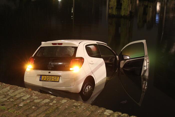 Auto raakt te water na ongeval