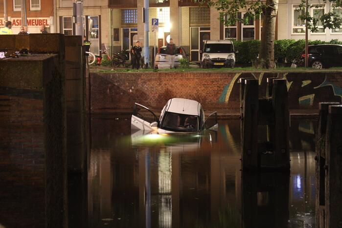 Auto raakt te water na ongeval
