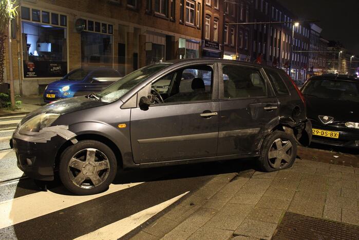 Auto raakt te water na ongeval