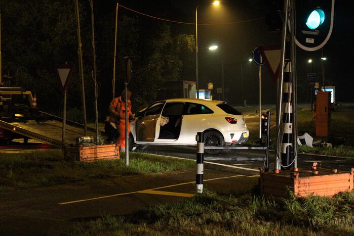 Bestuurder onder invloed rijdt auto op paal