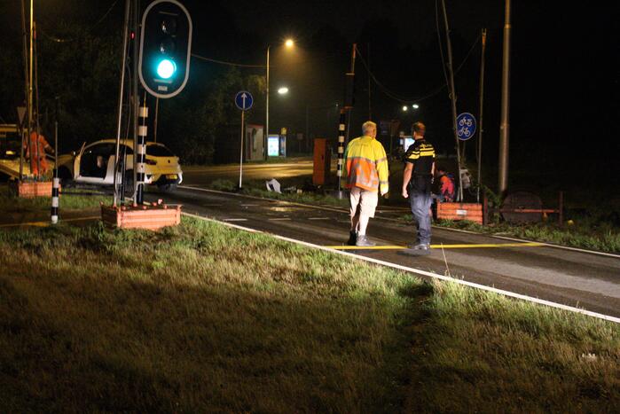 Bestuurder onder invloed rijdt auto op paal