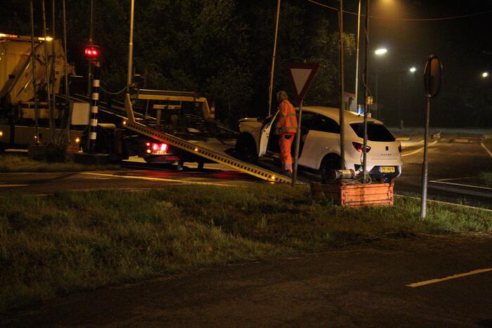 Bestuurder onder invloed rijdt auto op paal