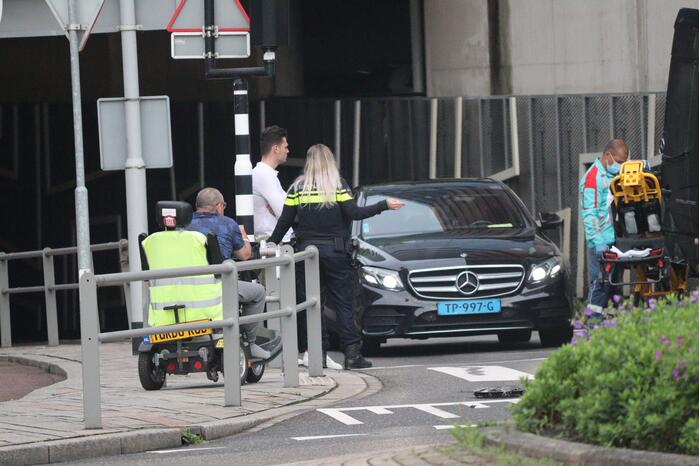 Bestelbus in de kreukels na botsing