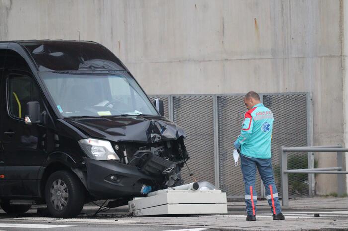 Bestelbus in de kreukels na botsing