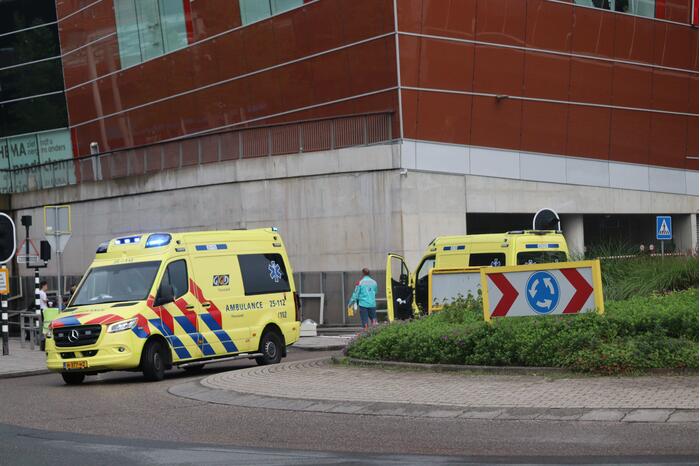 Bestelbus in de kreukels na botsing