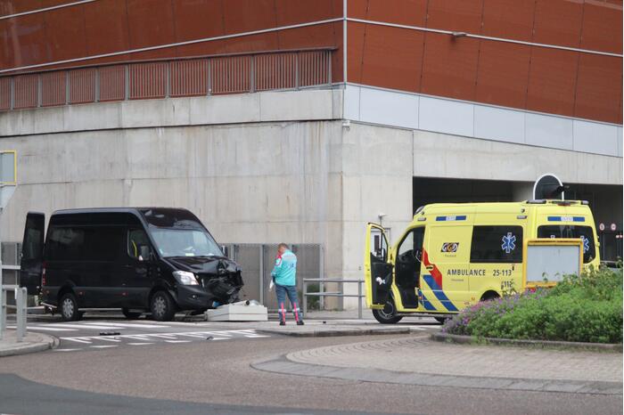 Bestelbus in de kreukels na botsing