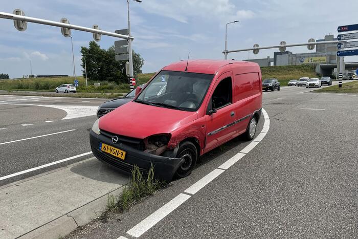 Kerende bestelbus veroorzaakt ongeval
