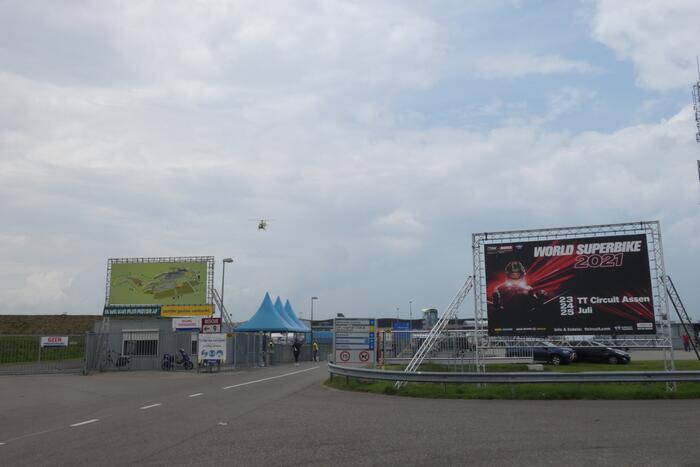 Traumahelikopter landt op terrein TT Circuit