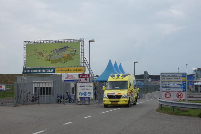 Traumahelikopter landt op terrein TT Circuit