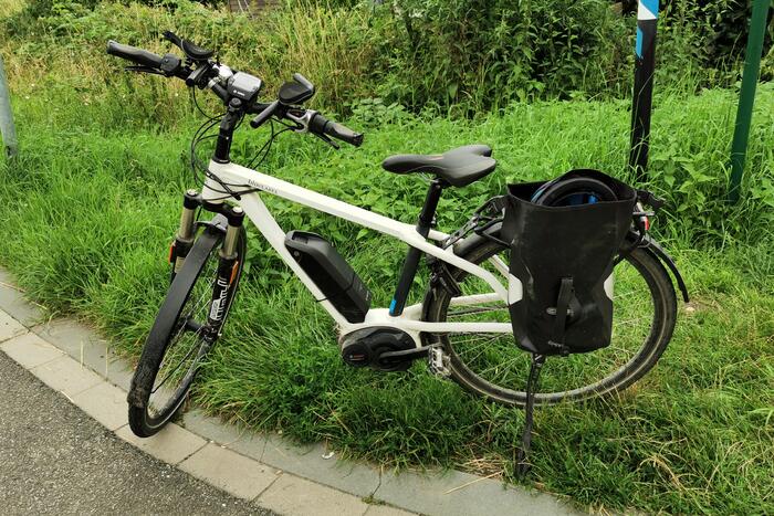 E-biker gewond bij botsing tegen paaltje