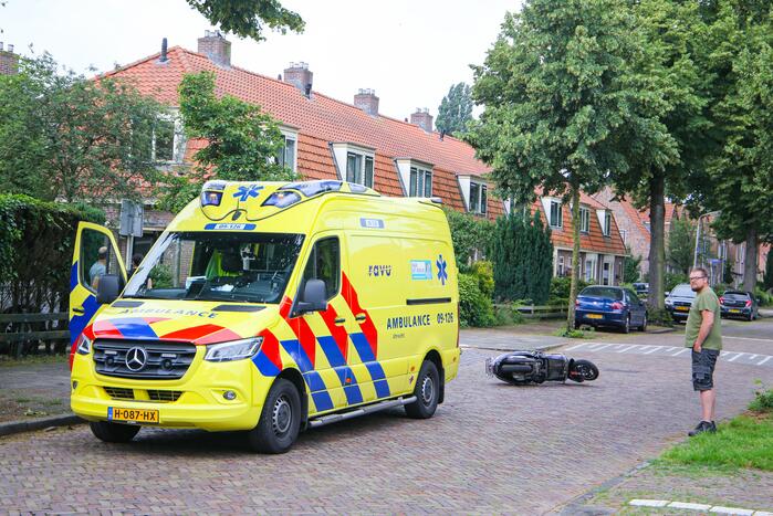 Scooterrijdster en fietser komen met elkaar in botsing