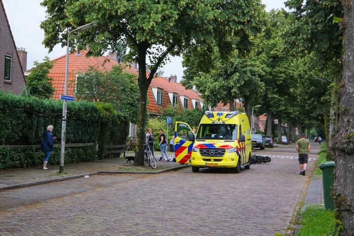 Scooterrijdster en fietser komen met elkaar in botsing