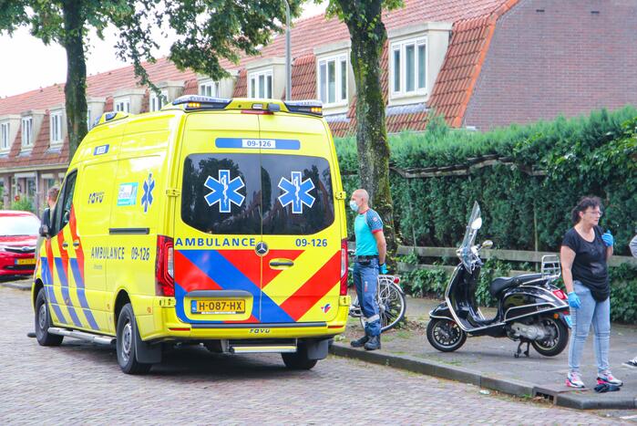 Scooterrijdster en fietser komen met elkaar in botsing