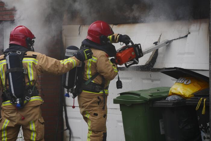 Uitslaande brand in garage